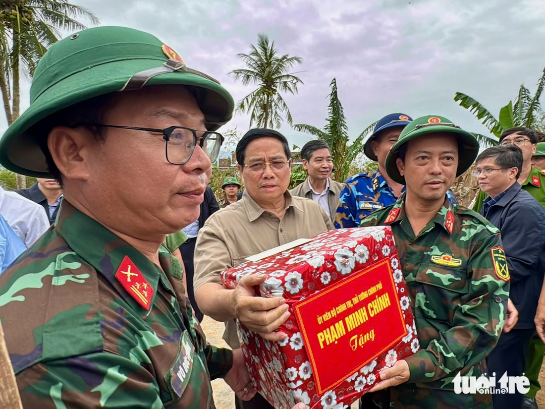 Thăm vùng rốn lũ Phú Yên, Thủ tướng chỉ đạo kỹ về việc xây nhà tránh lũ cho dân - Ảnh 5.