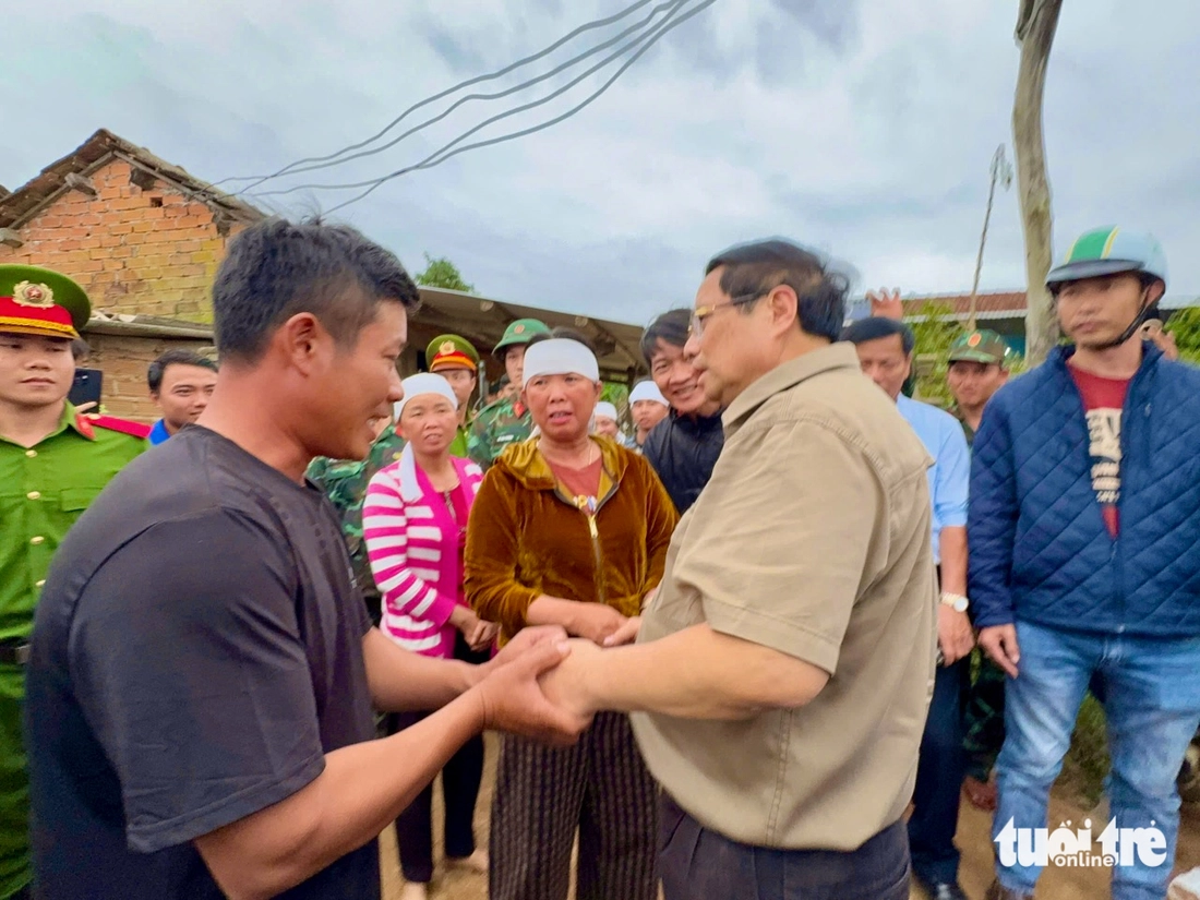 Thăm vùng rốn lũ Phú Yên, Thủ tướng chỉ đạo kỹ về việc xây nhà tránh lũ cho dân- Ảnh 7.