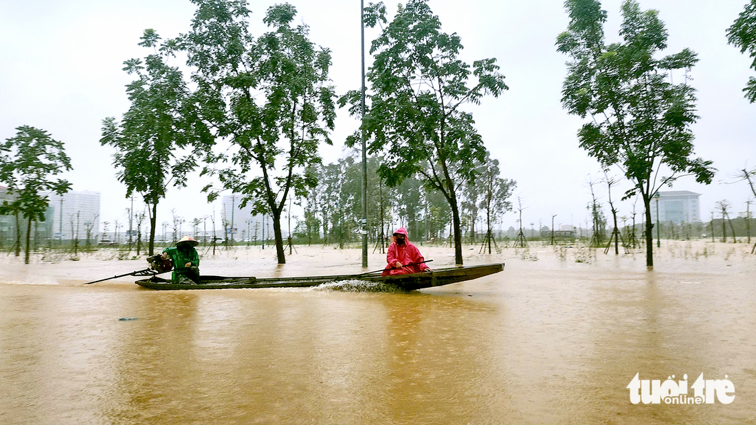 Huế lại mưa trắng trời, người dân đón trận lũ thứ 3 trong vòng 1 tuần - Ảnh 1.