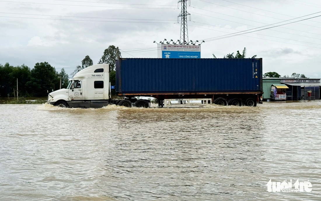Quốc lộ 1 qua Đà Nẵng bị ngập, nhiều xã miền núi bị sạt lở, chia cắt đường - Ảnh 1.