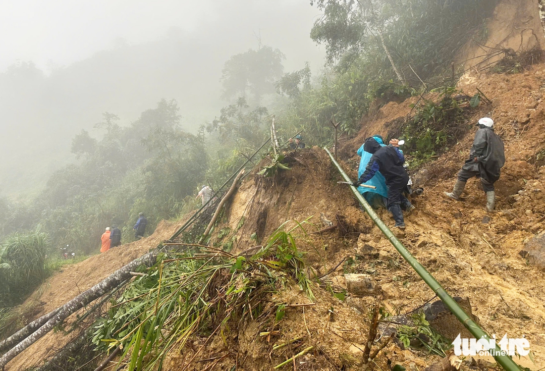 Quốc lộ 1 qua Đà Nẵng bị ngập, nhiều xã miền núi bị sạt lở, chia cắt đường - Ảnh 4.