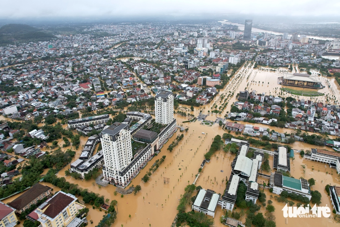 Toàn cảnh trận lũ thứ 3 trong vòng 1 tuần bủa vây Huế nhìn từ trên cao - Ảnh 1.