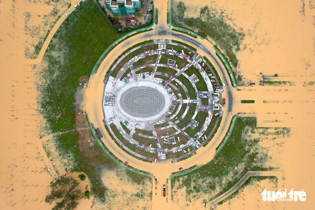 Toàn cảnh trận lũ thứ 3 trong vòng 1 tuần bủa vây Huế nhìn từ trên cao - Ảnh 2.