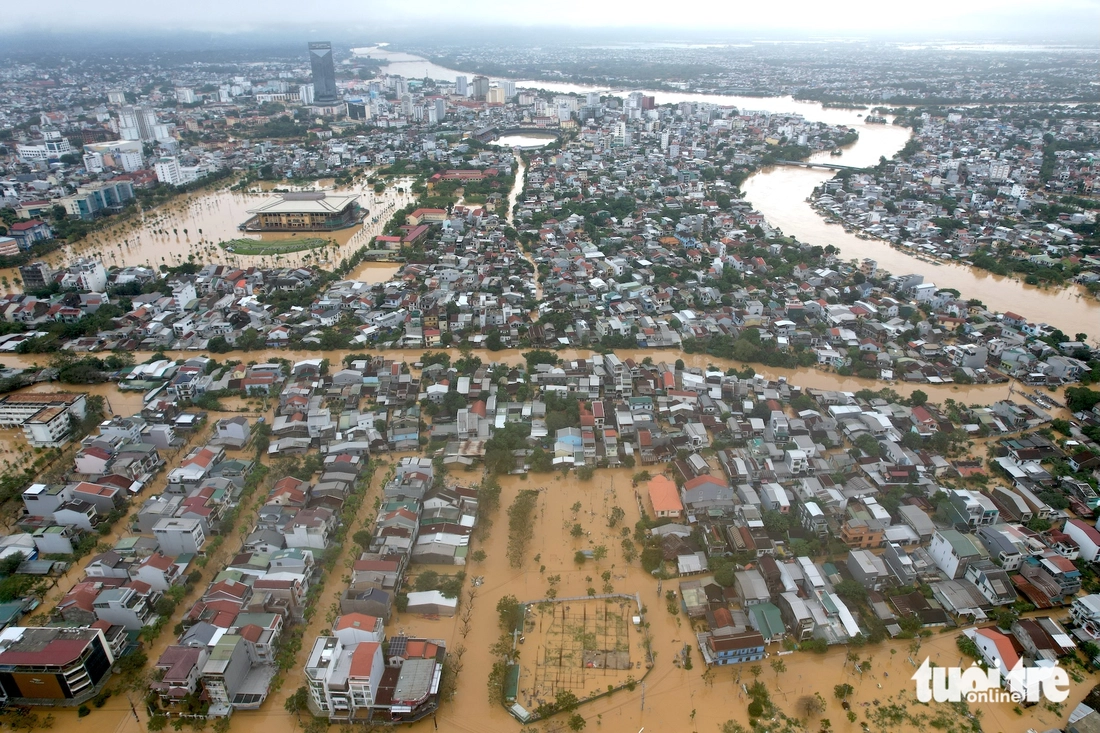 Toàn cảnh trận lũ thứ 3 trong vòng 1 tuần bủa vây Huế
nhìn từ trên cao - Ảnh 3.