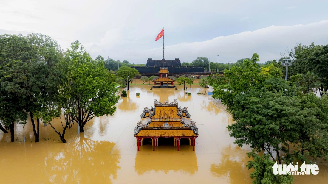 Toàn cảnh trận lũ thứ 3 trong vòng 1 tuần bủa vây Huế
nhìn từ trên cao - Ảnh 8.
