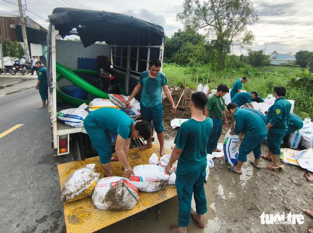 Xã Bà Điểm, TP.HCM khẩn cấp đắp bao cát ngăn triều cường trên đường Đặng Công Bỉnh - Ảnh 7.