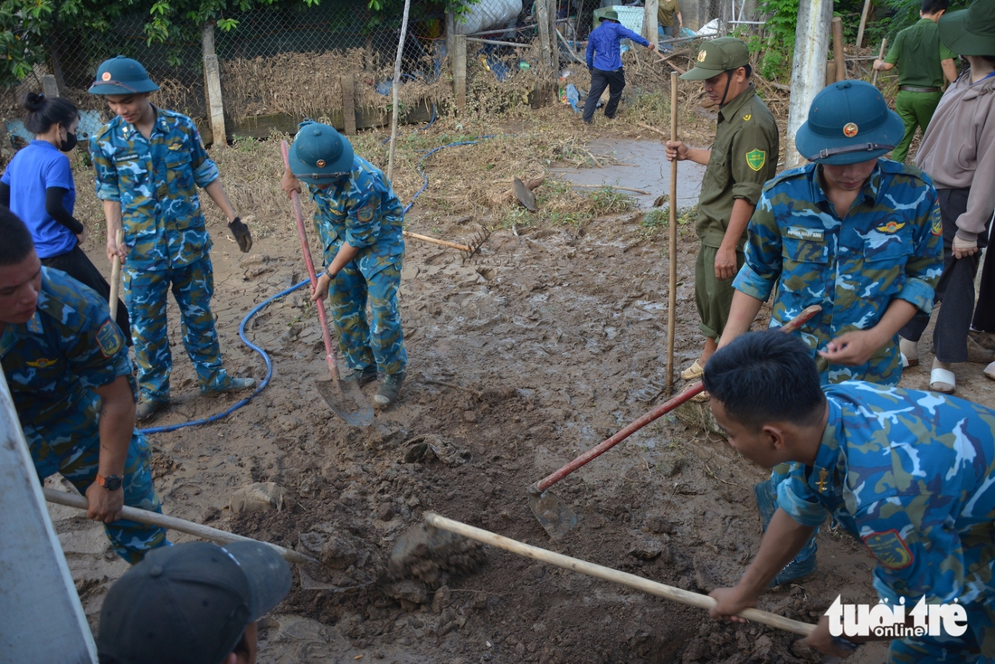 Người dân Tuy Phong gượng dậy sau trận ‘bom nước’ càn quét - Ảnh 1.