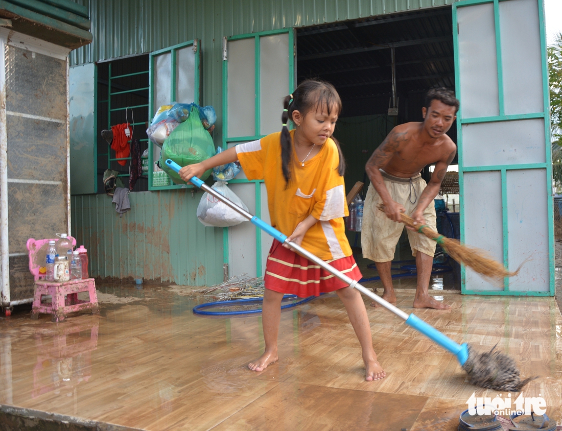 Người dân Tuy Phong gượng dậy sau trận ‘bom nước’ càn quét - Ảnh 3.