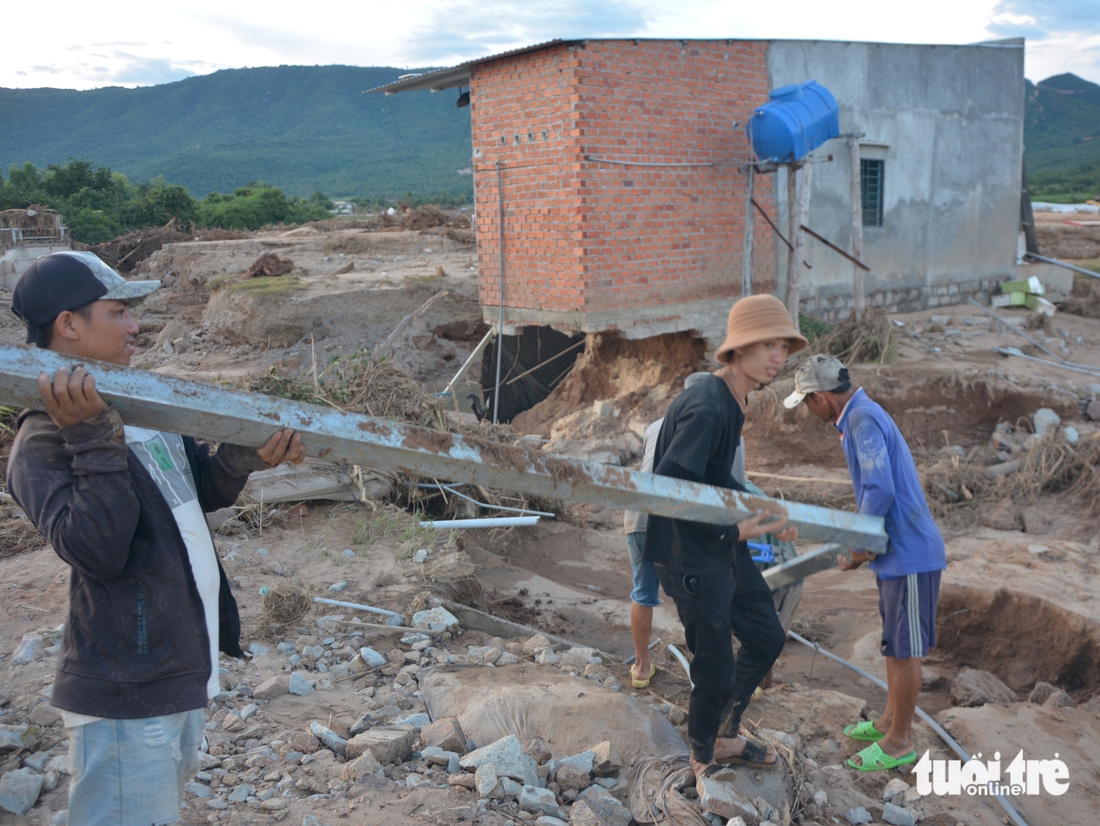 Người dân Tuy Phong gượng dậy sau trận ‘bom nước’ càn quét - Ảnh 6.