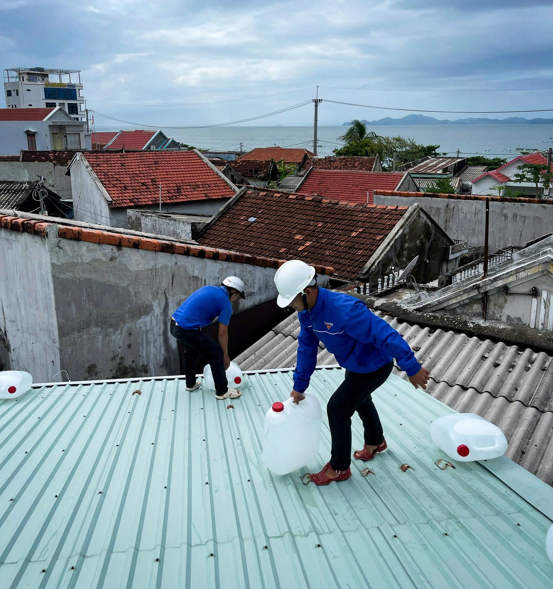 Quân dân xã đảo Nhơn Châu di dời tàu thuyền, giằng néo nhà cửa trước giờ bão Kalmaegi đổ bộ- Ảnh 5. Kalmaegi - Ảnh 4.