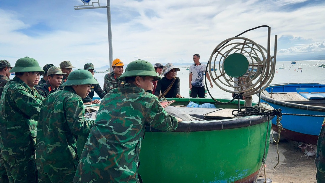 Quân dân xã đảo Nhơn Châu di dời tàu thuyền, giằng néo nhà cửa trước giờ bão Kalmaegi đổ bộ- Ảnh 3. Kalmaegi - Ảnh 3.