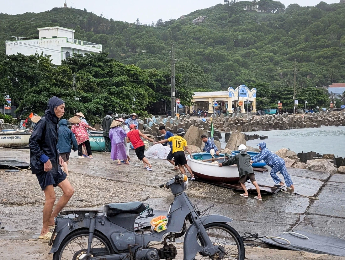 Quân dân xã đảo Nhơn Châu di dời tàu thuyền, giằng néo nhà cửa trước giờ bão Kalmaegi đổ bộ- Ảnh 6. Kalmaegi - Ảnh 5.