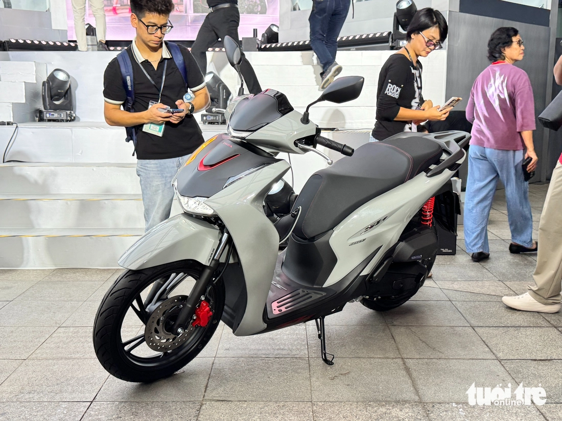 Honda SH 2026 ra mắt Việt Nam: Giá từ gần 78 triệu đồng, màn hình mới, thêm sạc USB-C- Ảnh 3. Honda SH - Ảnh 2.