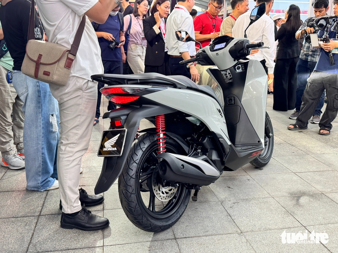 Honda SH 2026 ra mắt Việt Nam: Giá từ gần 78 triệu đồng, màn hình mới, thêm sạc USB-C- Ảnh 4. Honda SH - Ảnh 4.