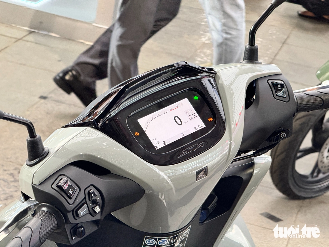 Honda SH 2026 ra mắt Việt Nam: Giá từ gần 78 triệu đồng, màn hình mới, thêm sạc USB-C- Ảnh 5. Honda SH 2026 ra mắt Việt Nam: Giá từ 78 triệu, màn hình mới, nay đã có sạc USB-C - Ảnh 5.