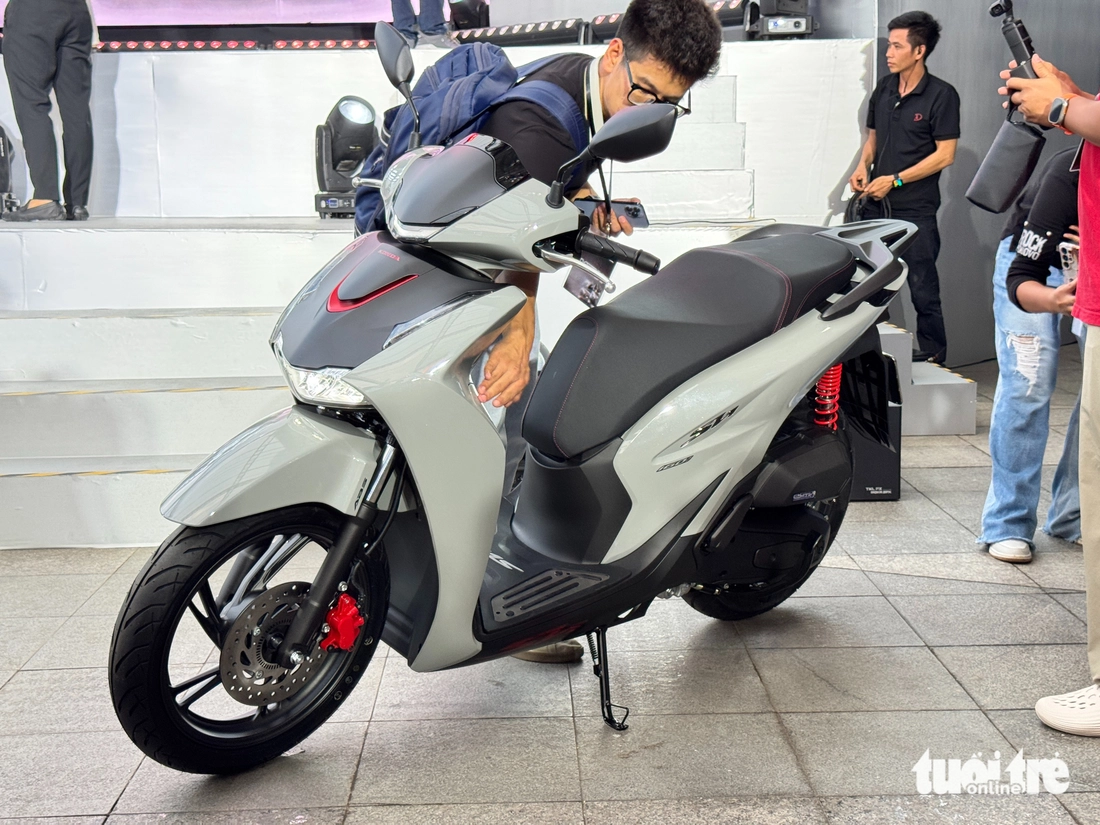 Honda SH 2026 ra mắt Việt Nam: Giá từ 78 triệu, màn hình mới, nay đã có sạc USB-C - Ảnh 8.