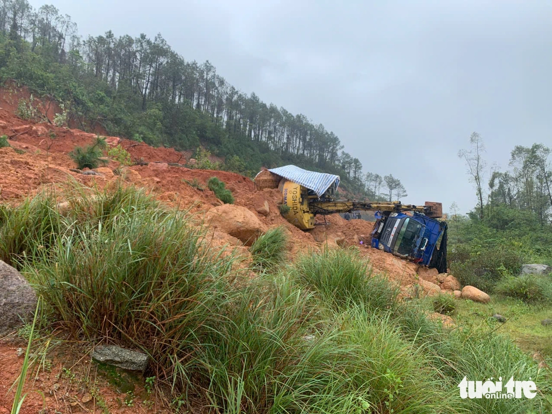 Hiện trường sạt lở núi ở đường ven biển, hai công nhân bị thương - Ảnh 4.