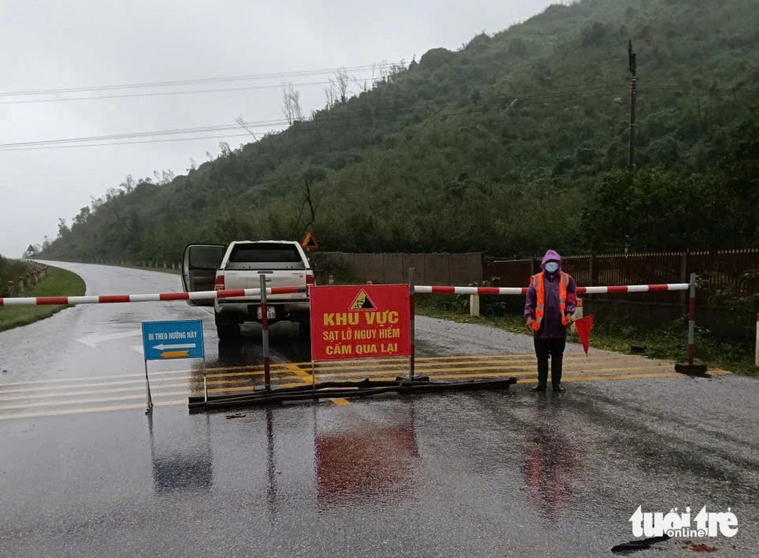 Hiện trường sạt lở núi ở đường ven biển, hai công nhân bị thương - Ảnh 5.