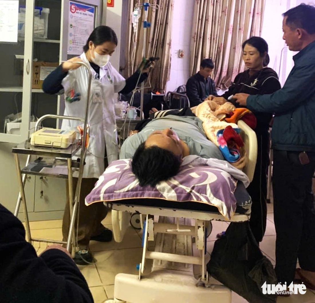 Hiện trường sạt lở núi ở đường ven biển, hai công nhân bị thương - Ảnh 9.