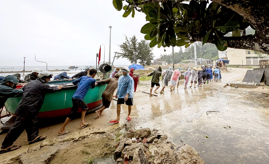 Quân dân xã đảo Nhơn Châu di dời tàu thuyền, giằng néo nhà cửa tránh bão Kalmaegi - Ảnh 1.