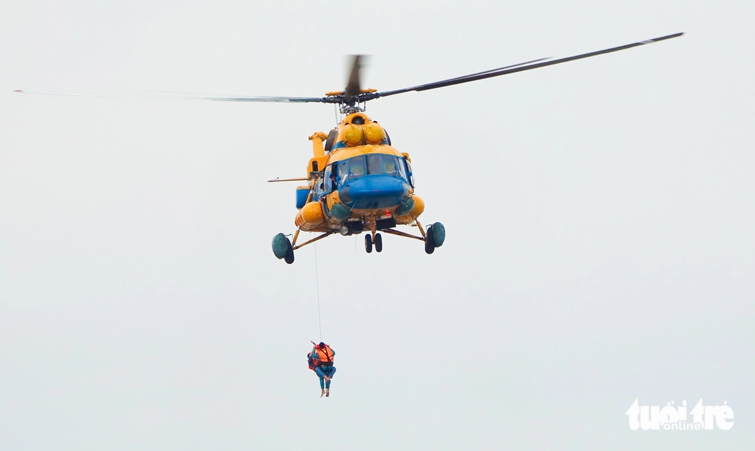 Cận cảnh Trung đoàn Không quân 917 bay huấn luyện cấp cứu trên biển Rạch Giá - Ảnh 1.