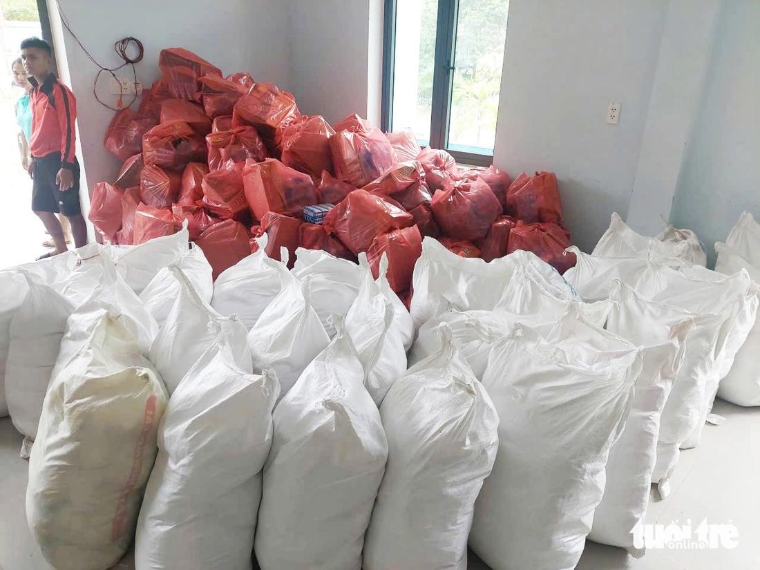 Chống bão Kalmaegi: Miền núi xuất hiện vết nứt dài, sơ tán dân khẩn cấp, vùng biển chằng nhà cửa - Ảnh 2.