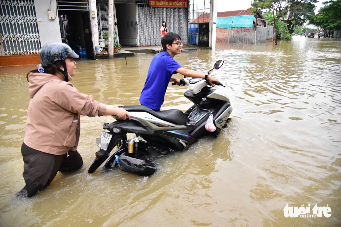 Triều cường vượt bờ chắn Thanh Đa, lút nửa xe ở Hiệp Phước- Ảnh 1. Triều cường vượt bờ chắn Thanh Đa, lút nửa xe ở Hiệp Phước- Ảnh 1.