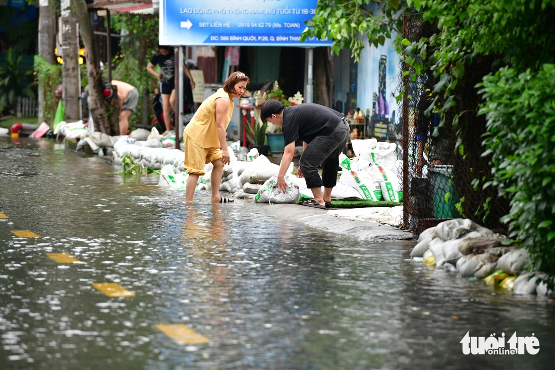 Triều cường vượt bờ chắn Thanh Đa, lút nửa xe ở Hiệp Phước- Ảnh 5. Triều cường vượt bờ chắn Thanh Đa, lút nửa xe ở Hiệp Phước - Ảnh 6.