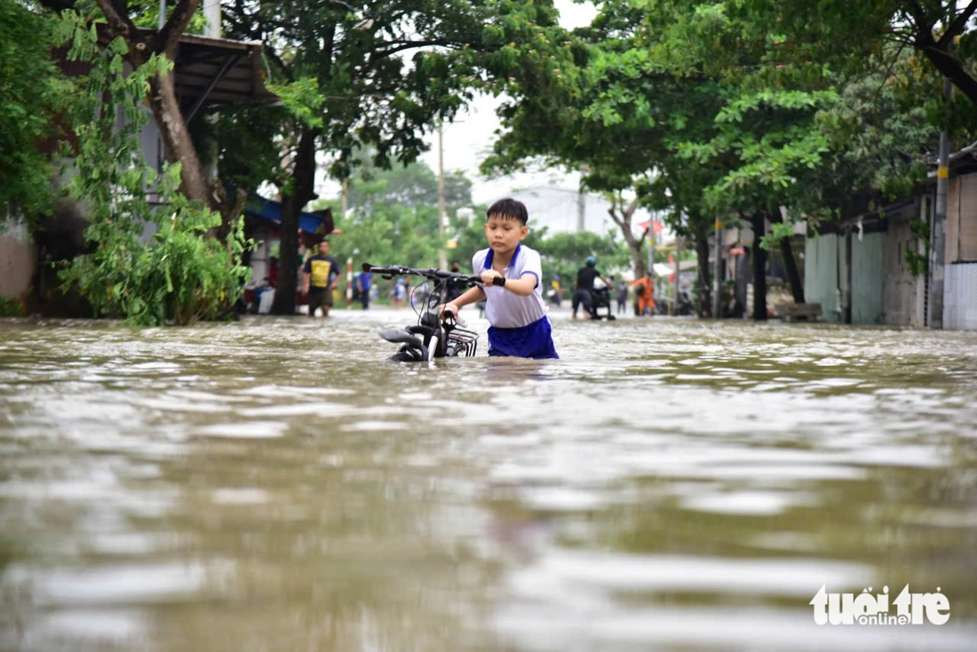Triều cường vượt bờ chắn Thanh Đa, lút nửa xe ở Hiệp Phước- Ảnh 10. Triều cường vượt bờ chắn Thanh Đa, lút nửa xe ở Hiệp Phước- Ảnh 10.