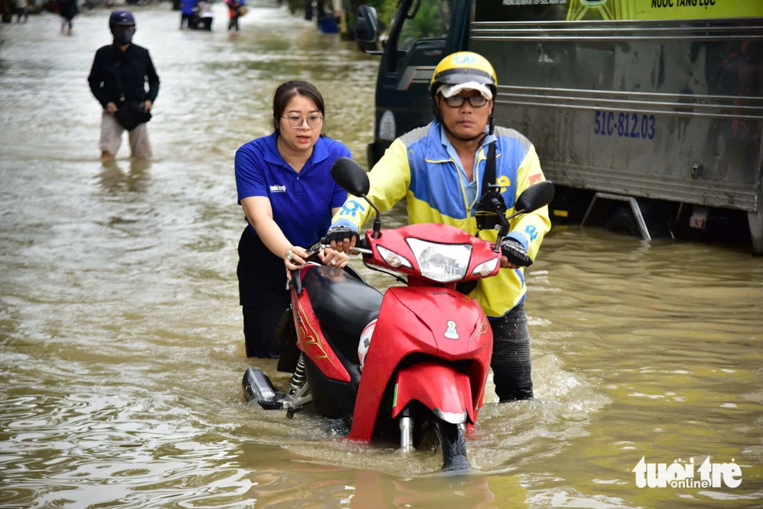 Triều cường vượt bờ chắn Thanh Đa, lút nửa xe ở Hiệp Phước- Ảnh 12. Triều cường vượt bờ chắn Thanh Đa, lút nửa xe ở Hiệp Phước- Ảnh 12.