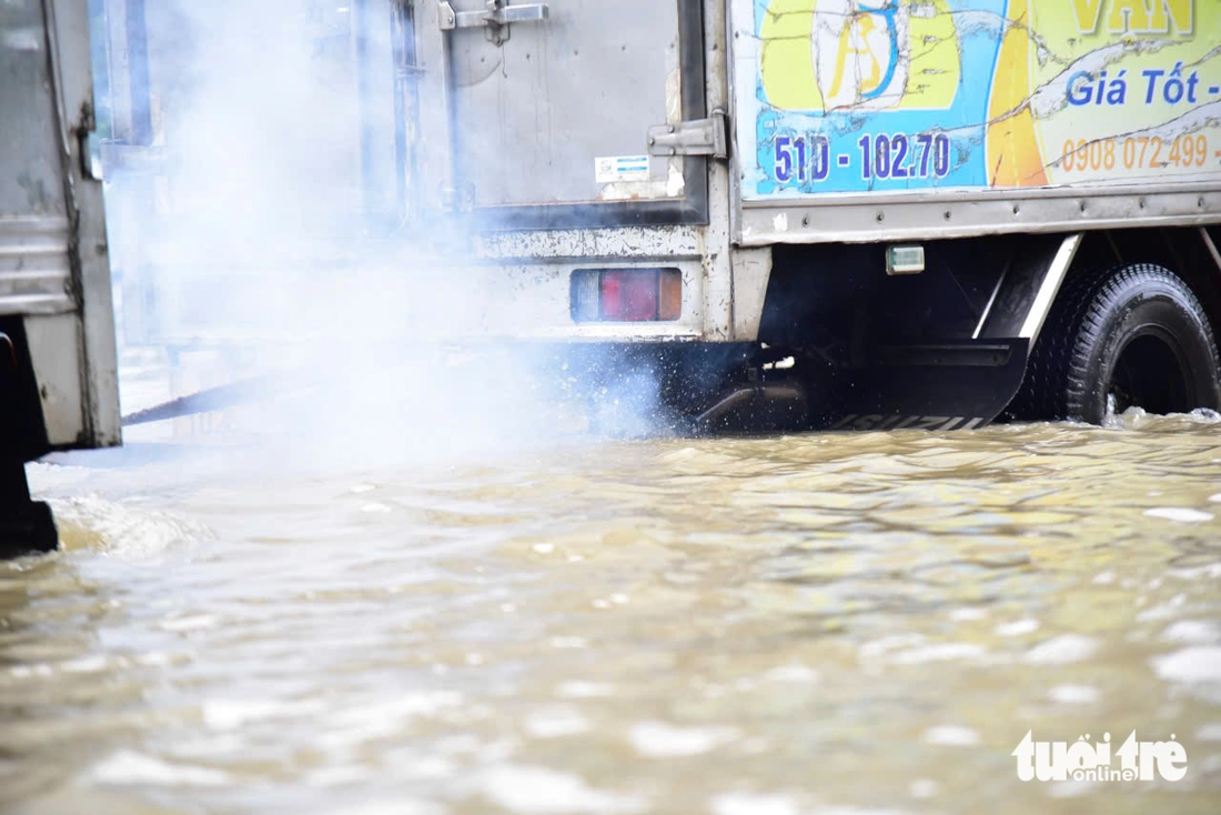 Triều cường vượt bờ chắn Thanh Đa, lút nửa xe ở Hiệp Phước- Ảnh 13. Triều cường vượt bờ chắn Thanh Đa, lút nửa xe ở Hiệp Phước- Ảnh 13.