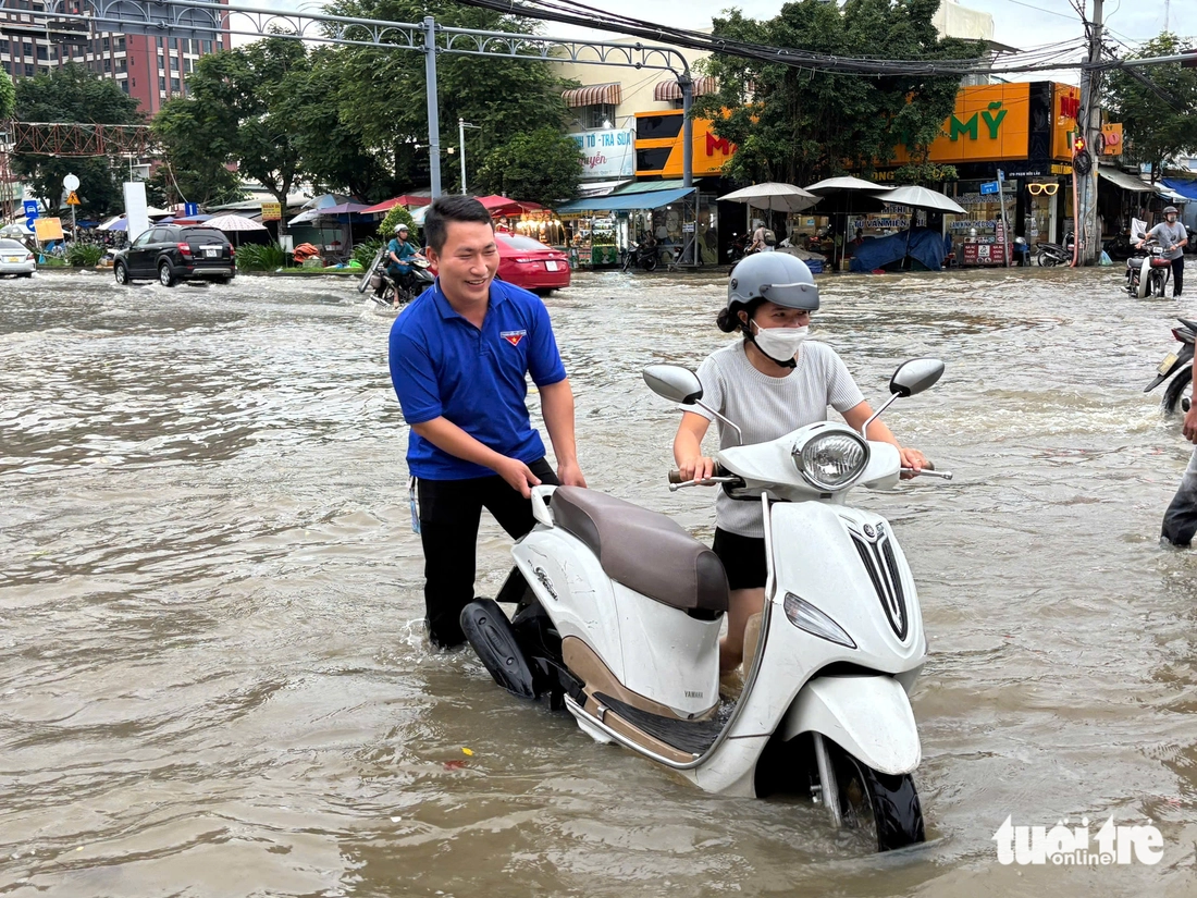 Triều cường vượt bờ chắn Thanh Đa, lút nửa xe ở Hiệp Phước- Ảnh 16. Triều cường vượt bờ chắn Thanh Đa, lút nửa xe ở Hiệp Phước - Ảnh 17.