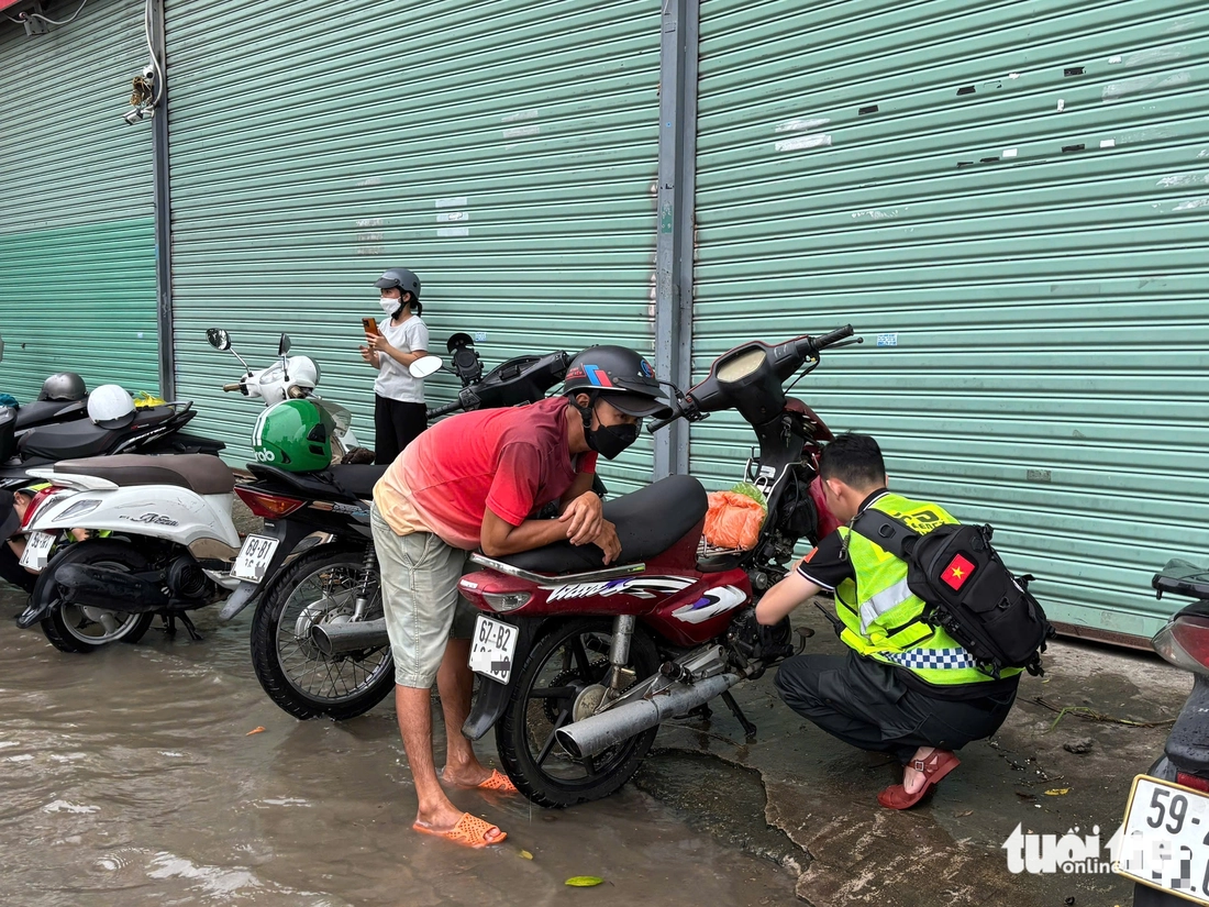 Triều cường vượt bờ chắn Thanh Đa, lút nửa xe ở Hiệp Phước- Ảnh 17. Triều cường vượt bờ chắn Thanh Đa, lút nửa xe ở Hiệp Phước- Ảnh 17.