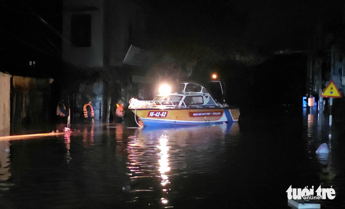 Nước lũ lên cao, đoàn xe đưa người thân về quê mai táng bị mắc kẹt - Ảnh 1. nước lũ - Ảnh 1.