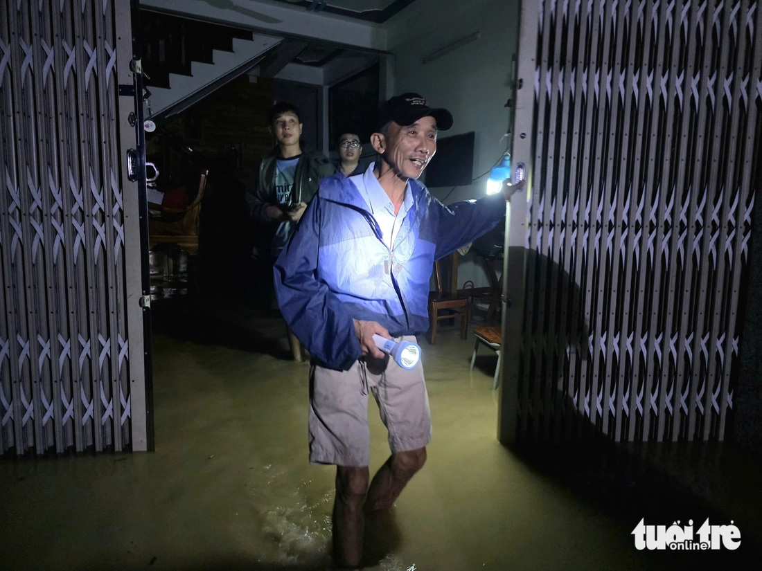 Nước lũ lên cao, đoàn xe đưa người thân về quê mai táng bị mắc kẹt - Ảnh 3. Bão vừa qua, lũ dâng lút mái nhà, dân không kịp trở tay - Ảnh 3.