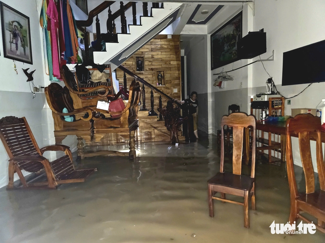 Nước lũ lên cao, đoàn xe đưa người thân về quê mai táng bị mắc kẹt - Ảnh 4. Bão vừa qua, lũ dâng lút mái nhà, dân không kịp trở tay - Ảnh 4.