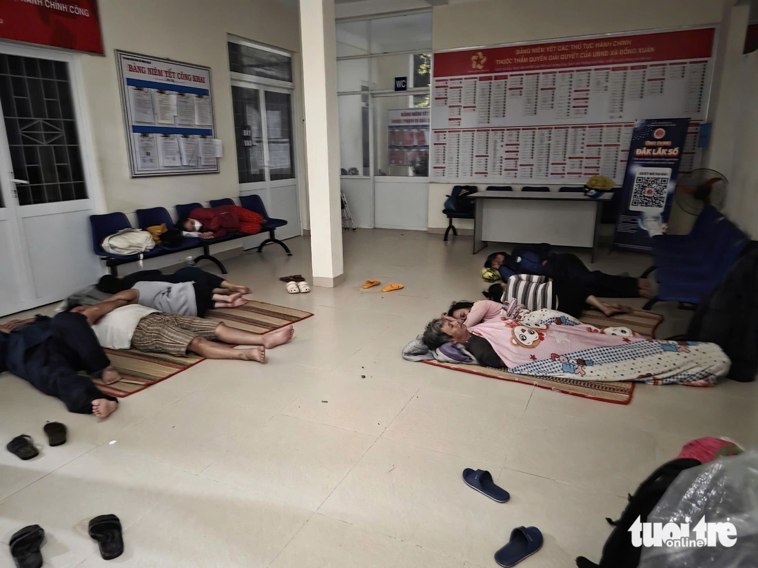 Nước lũ lên cao, đoàn xe đưa người thân về quê mai táng bị mắc kẹt - Ảnh 5. nước lũ - Ảnh 5.