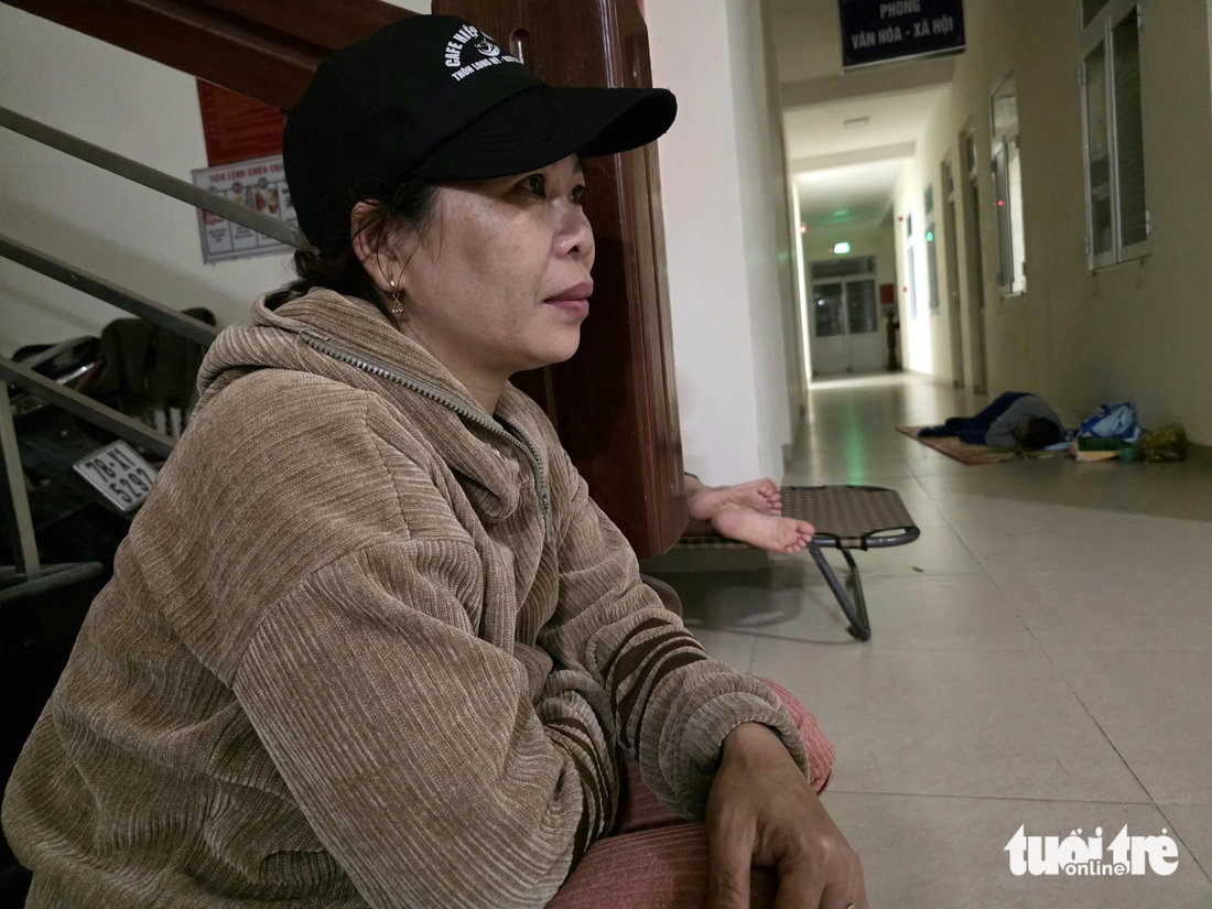 Nước lũ lên cao, đoàn xe đưa người thân về quê mai táng bị mắc kẹt - Ảnh 6. Bão vừa qua, lũ dâng lút mái nhà, dân không kịp trở tay - Ảnh 6.