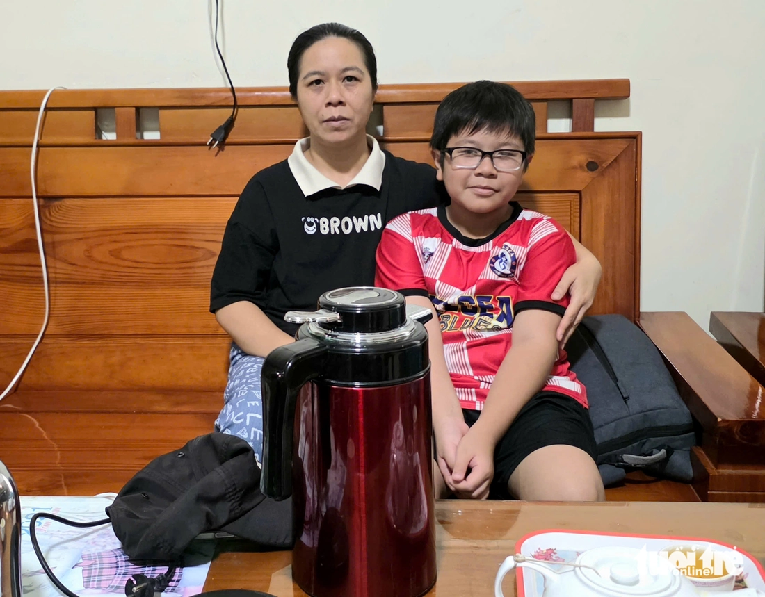 Nước lũ lên cao, đoàn xe đưa người thân về quê mai táng bị mắc kẹt - Ảnh 7. nước lũ - Ảnh 7.