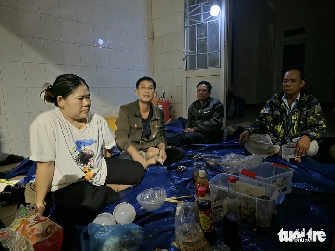 Nước lũ lên cao, đoàn xe đưa người thân về quê mai táng bị mắc kẹt - Ảnh 8. nước lũ - Ảnh 8.