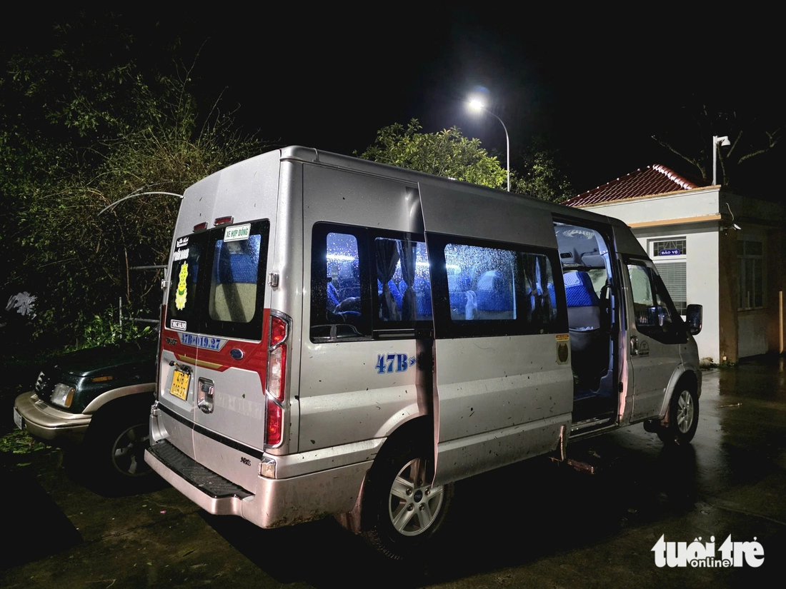 Nước lũ lên cao, đoàn xe đưa người thân về quê mai táng bị mắc kẹt - Ảnh 9. nước lũ - Ảnh 9.