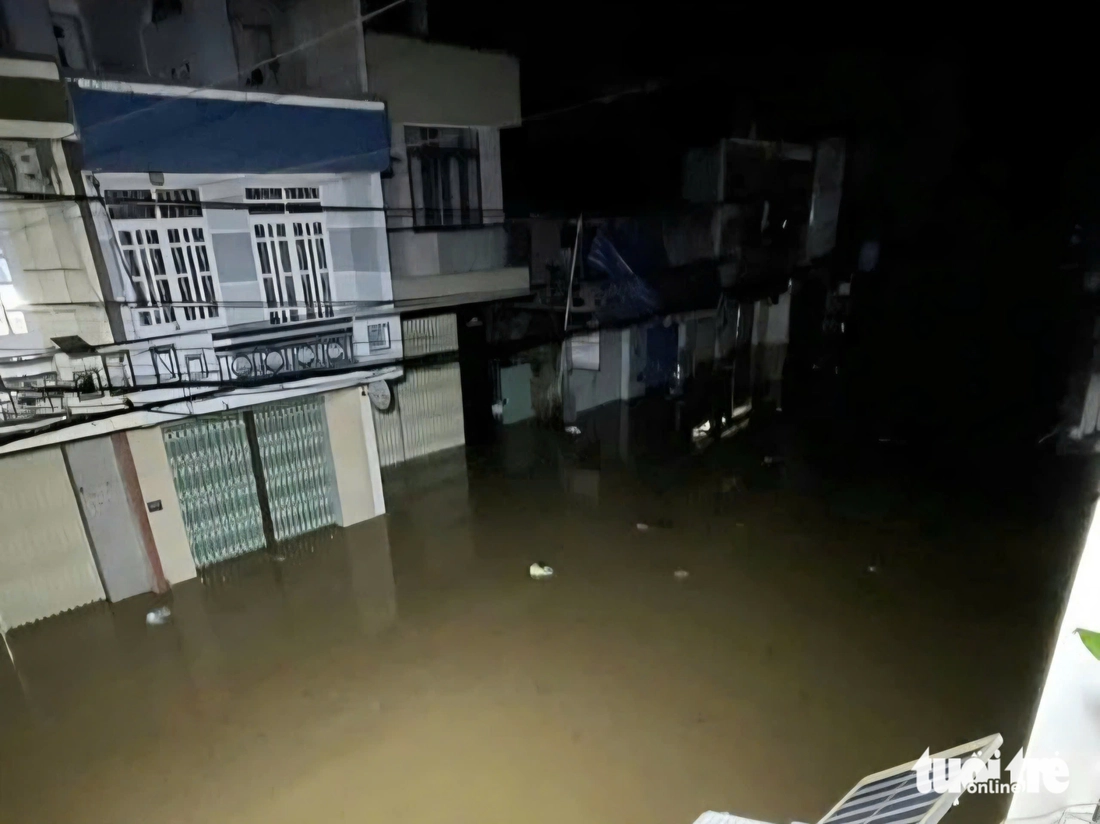 Nước lũ lên cao, đoàn xe đưa người thân về quê mai táng bị mắc kẹt - Ảnh 10. nước lũ - Ảnh 10.