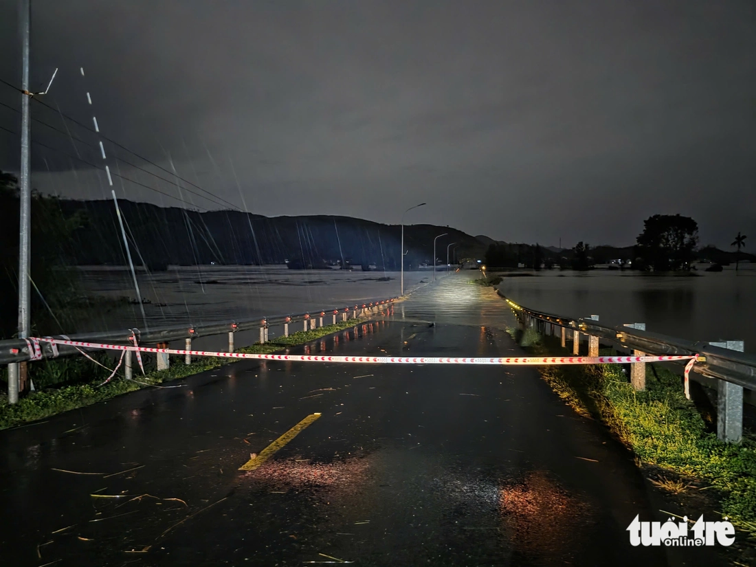 Nước lũ lên cao, đoàn xe đưa người thân về quê mai táng bị mắc kẹt - Ảnh 12. nước lũ - Ảnh 12.