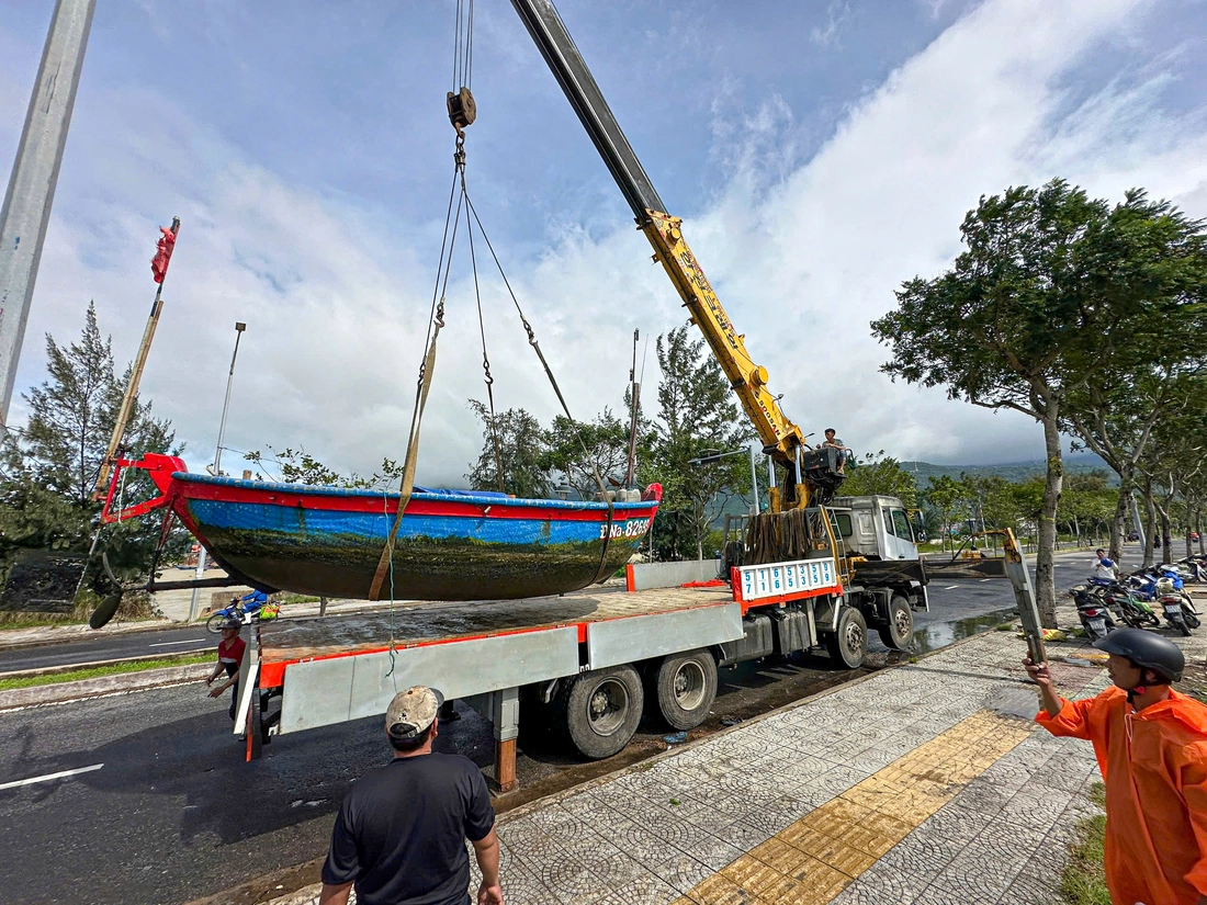 Chống bão Kalmaegi: Miền núi xuất hiện vết nứt dài, sơ tán dân khẩn cấp, vùng biển chằng nhà cửa - Ảnh 11. bão Kalmaegi - Ảnh 11.