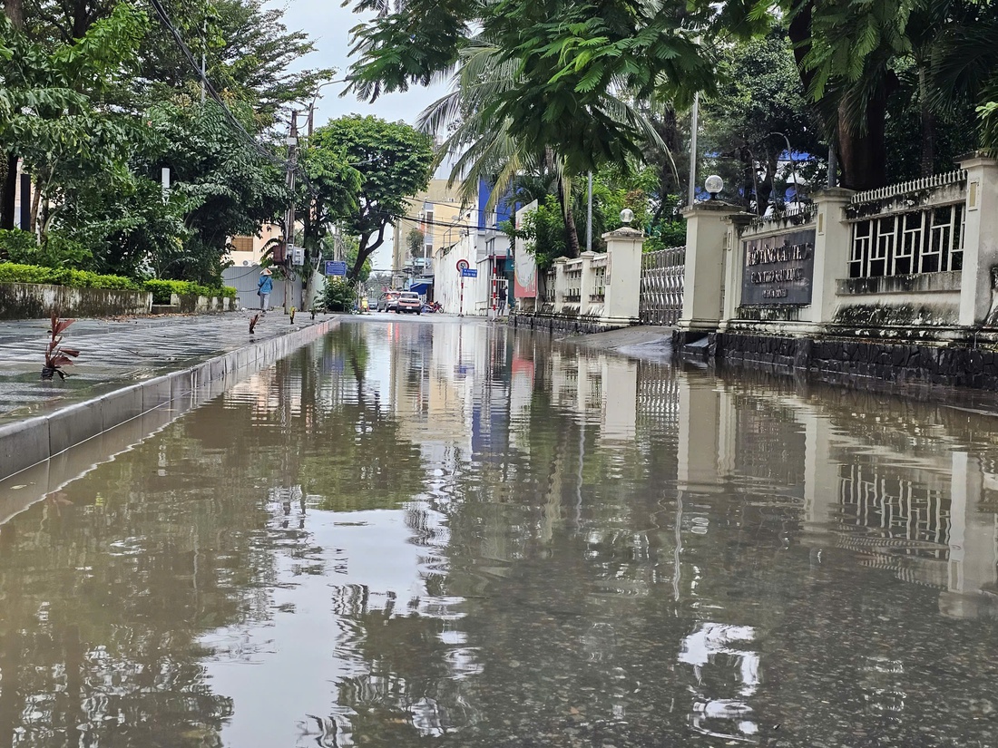 Triều cường ở Cần Thơ cao kỷ lục, nhiều tuyến đường cao ráo vẫn bị ngập - Ảnh 4.