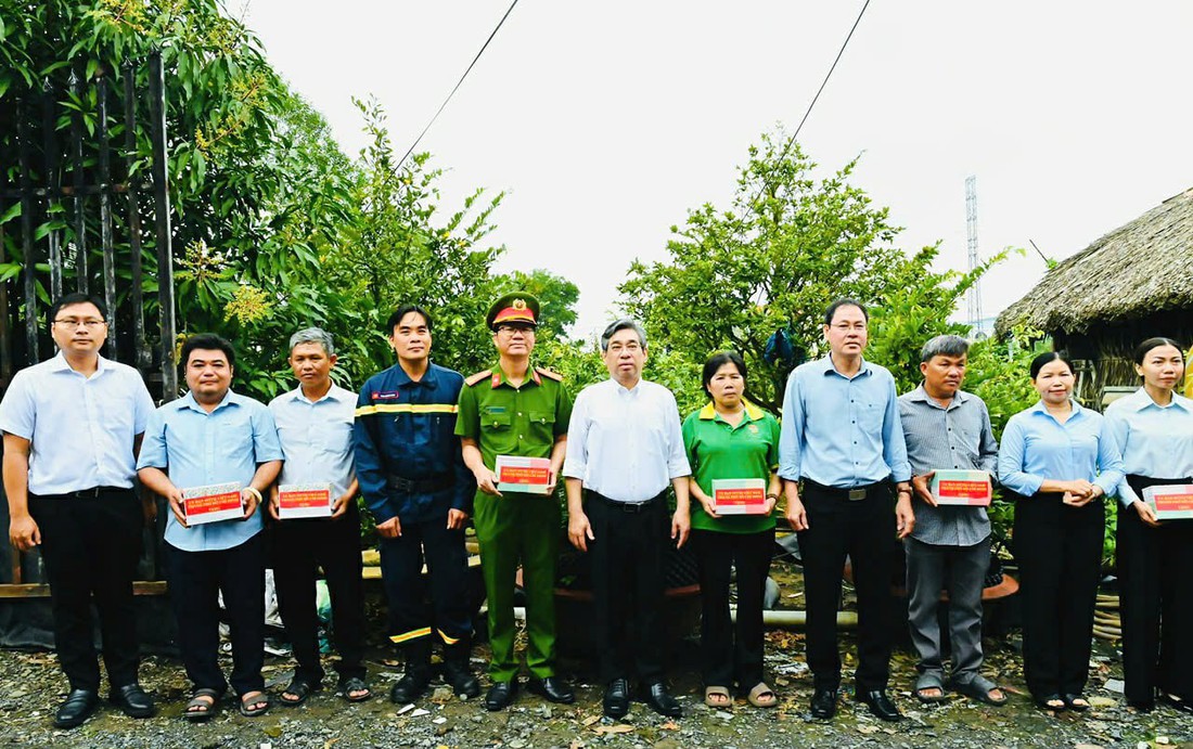 Phó bí thư Thành ủy TP.HCM Nguyễn Phước Lộc động viên nông dân làng mai vàng Bình Lợi - Ảnh 7.