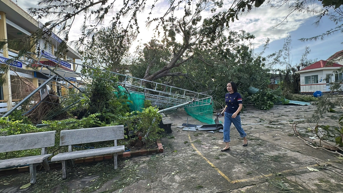 Hình ảnh xót xa ven biển đông Đắk Lắk nhà sập, tốc mái, 2 người chết do bão Kalmaegi- Ảnh 6. Hình ảnh xót xa ven biển Đắk Lắk nhà sập, tốc mái, 2 người chết do bão Kalmaegi - Ảnh 6.