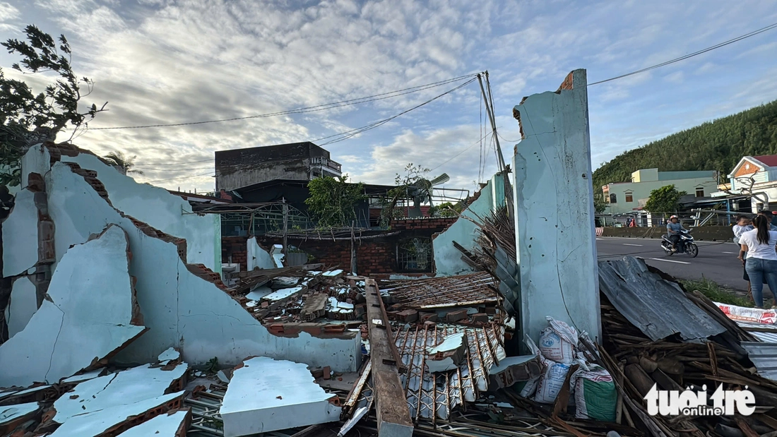 Hình ảnh xót xa ven biển đông Đắk Lắk nhà sập, tốc mái, 2 người chết do bão Kalmaegi- Ảnh 1. bão Kalmaegi - Ảnh 1.