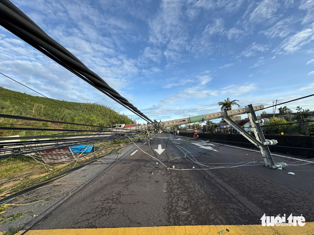 Hình ảnh xót xa ven biển đông Đắk Lắk nhà sập, tốc mái, 2 người chết do bão Kalmaegi- Ảnh 4. Hình ảnh xót xa ven biển Đắk Lắk nhà sập, tốc mái, 2 người chết do bão Kalmaegi - Ảnh 4.