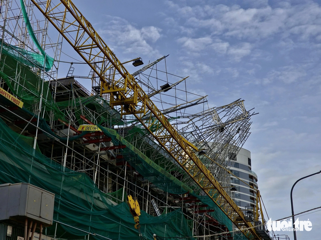 Sau bão Kalmaegi, nhiều nơi ở Quy Nhơn tan hoang, cây cối, trụ điện nằm la liệt- Ảnh 5. Sau bão Kalmaegi, nhiều nơi ở Quy Nhơn tan hoang, cây cối, trụ điện nằm la liệt - Ảnh 5.